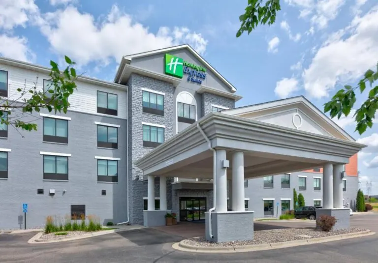 holiday-inn-express-hotel-suites-shakopee-by-treknraft-2023-768x535.jpg